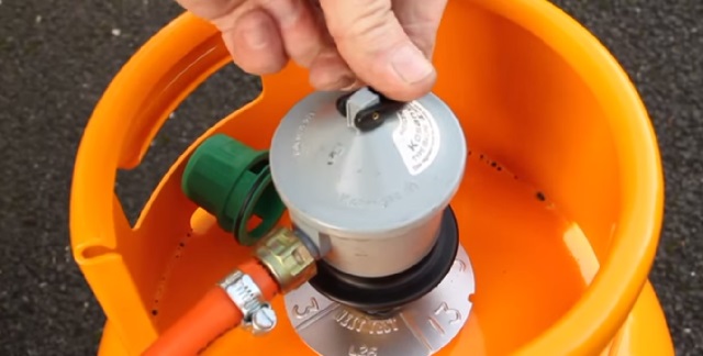 Pose du détendeur sur la bouteille neuve
