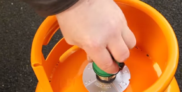 Remise du capuchon sur la bouteille vide