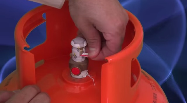 Retrait du scellé de sécurité de la bouteille neuve