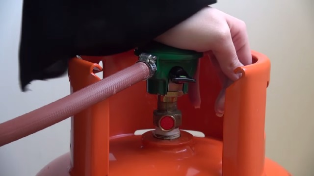 Brancher une bouteille de gaz : la méthode sûre, étape par étape