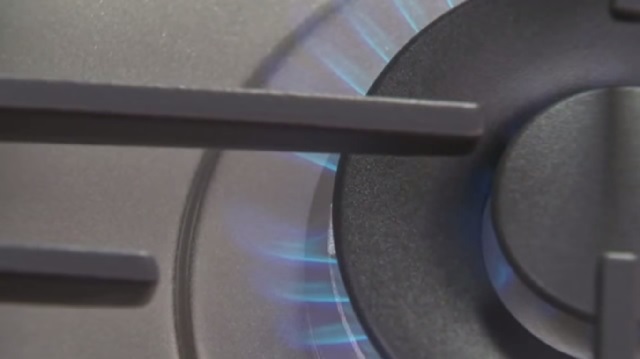 Un brûleur qui brûle avec une flamme bleue